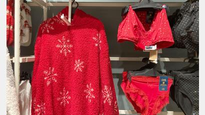 Bild: Sabine Dobel/dpa
Geschenkte rote Unterwäsche, in der Silvesternacht getragen, soll Glück im neuen Jahr bringen.