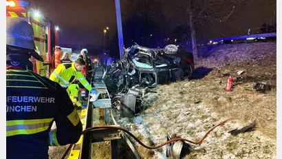 Bild: -/Berufsfeuerwehr München/dpa
Mehrere Helfer und Helferinnen reagierten laut Feuerwehr vorbildlich und versorgten den verletzten Fahrer.