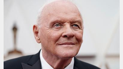 Bild: Jae C. Hong/Invision/AP/dpa
Anthony Hopkins schaute vor 50 Jahren das letzte Mal zu tief ins Glas und wäre danach fast gestorben. (Archivbild)