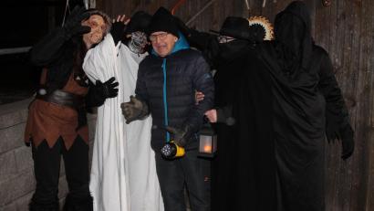 Bild: pi
"Jetzt haben wir dich", frohlocken die Raunacht-Geister, als sie den OWV-Chef Manfred Janker umzingeln.