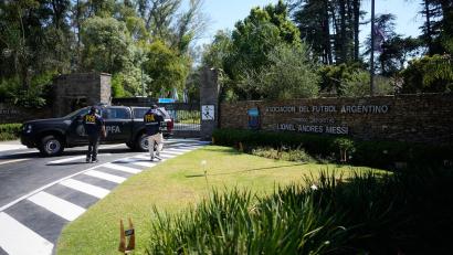 Bild: Natacha Pisarenko/AP/dpa
Die Polizei durchsucht den Sitz von Argentiniens Fußballverband