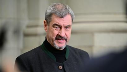 Bild: Sebastian Christoph Gollnow/dpa
Nach seiner Operation mit Krücken zurück im Büro: Bayerns Ministerpräsident Markus Söder (CSU). (Archivbild)