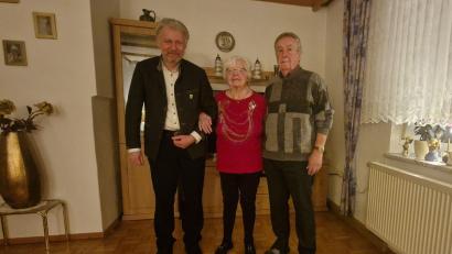 Bild: Lothar Müller
Ehemann Michael Röser (rechts) und Bürgermeister Lothar Müller (links) gratulierten der Jubilarin Annemarie Rösner zu ihrem 85. Geburtstag.