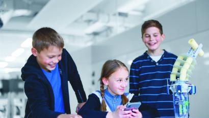 Bild: Festo SE &amp; Co KG
Ein Bionics4Education-Workshop findet im Luftmuseum in Amberg statt.