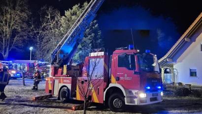 Bild: Feuerwehr Schönsee/exb
Die Feuerwehr Schönsee rückte mir der Drehleiter zum Brand in Pirk bei Oberviechtach aus.