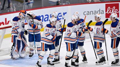 Bild: FRED GREENSLADE/The Canadian Press/AP/dpa
Edmontons Torwart Calvin Pickard (l) feiert den Sieg mit seinen Teamkollegen.
