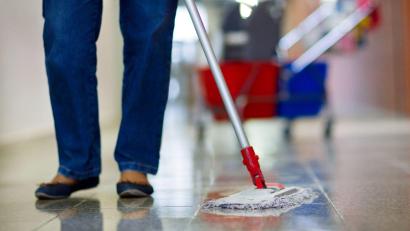 Bild: Jens Büttner/dpa
11 Prozent der Haushalte in Deutschland beschäftigen laut IW eine Haushaltshilfe. (Symbolfoto)