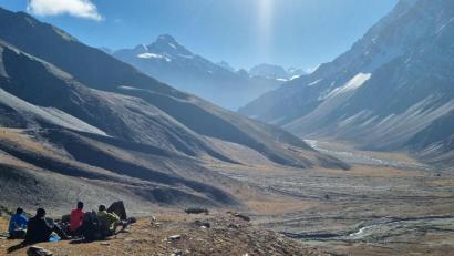 Bild: Toni Müller
Bei Dunkelheit und Kälte loszumarschieren kostet Überwindung. Doch wenn die Morgensonne über den Gipfeln aufgeht, entstehen famose Bilder. Die Sonne wärmt schnell und gibt Kraft. Hier macht die Gruppe auf einem Plateau Pause und schaut auf die zurückgelegte Strecke.