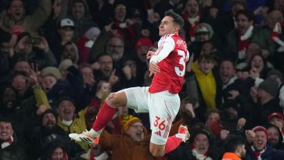 Bild: Alastair Grant/AP/dpa
Arsenals Martin Zubimendi jubelt über sein Tor zum 2:0.