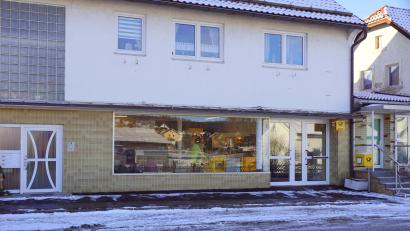 Bild: bkr
Das Namenschild „Ritas Dorfladl“ ist abgebaut. In dem Geschäft will sich ein SB-Markt platzieren.