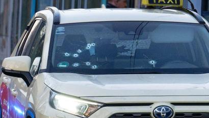 Bild: Henning Kaiser/dpa
Auf das Taxi wurden mehrere Schüsse abgegeben - vor allem auf die Beifahrerseite.