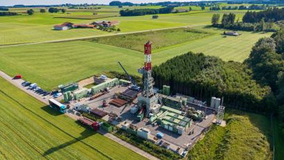 Bild: Peter Kneffel/dpa
Ob die Probebohrung nach Erdgas in Reichling am Ammersee erfolgreich war, wird derzeit noch im Labor analysiert. In der Gemeinde sorgt die mögliche Förderung aber weiter für viel Unruhe - dabei geht es auch um die Sorge vor möglichen Enteignungen. (Archivbild)