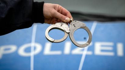 Bild: Soeren Stache/dpa
Der 21-Jährige wurde den Ermittlern zufolge am 16. Dezember festgenommen. (Symbolbild)