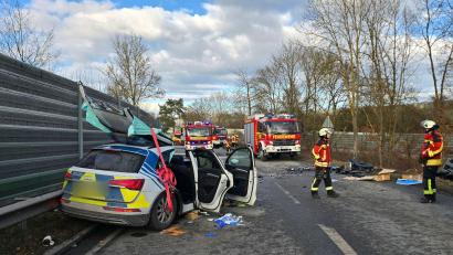 Bild: Moller-Schuh/Vifogra GmbH/dpa
Bei einem Verkehrsunfall mit drei Fahrzeugen, darunter ein Polizeiauto, sind vier Menschen verletzt worden.