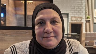Bild: jua
Suhad Nassif (55) erinnert sich in einem Gespräch mit Oberpfalz-Medien gerne an ihre erstmalige Rückkehr in die syrische Heimat.