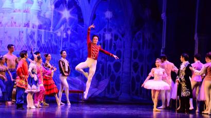 Bild: Kunz
Der "Nussknacker" macht große Sprünge auf der Bühne. Marie (rechts daneben) staunt.