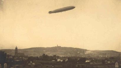 Bild: Stadtarchiv Amberg
So präsentierte sich das Luftschiff „Graf Zeppelin“ am 1. Oktober 1929 über Amberg. 100 Jahre später, so der Traum von einigen jungen Ambergern, soll wieder ein Zeppelin über dem Mariahilfberg schweben.