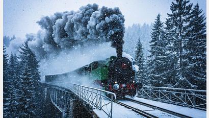 Bild: Radek Petrášek/CTK/dpa
Winterwunderwelt: Eine historische Dampflokomotive fährt in Tschechien durch die verschneite Landschaft.