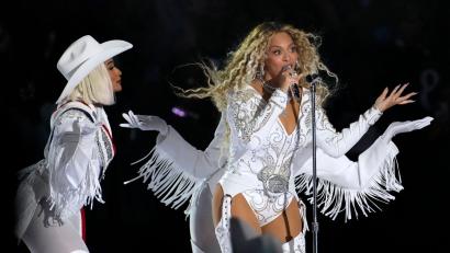 Bild: David J. Phillip/AP/dpa
Auch der Auftritt bei der NFL ließ laut „Forbes“ Beyoncés Vermögen wachsen. (Archivbild)