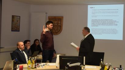 Bild: fla
Florian Stahl (stehend links) rückt für Dr. Nikolaus Globisch in den Marktrat nach. Er wurde er in der Sitzung von Bürgermeister Josef Beimler feierlich vereidigt.