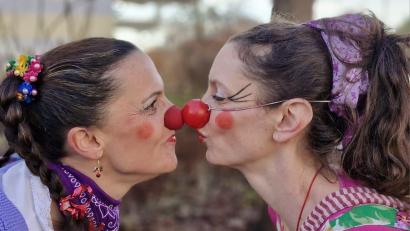 Bild: Rebecca Fogle
Julia Jakuttis alias Rosa Würschtl und Judith Gleixner als Coco Schlupfhupf von den Gute-Laune-Clowns haben es sich zur Aufgabe gemacht, anderen eine Freude zu bereiten.