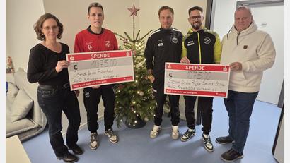 Bild: André Eckert/exb
André Eckert (Zweiter von links, TSV Thiersheim), Anthony Hofweller (Zweiter von rechts, FC Tirschenreuth) und Martin Brunner (Mitte, VfB Arzberg) übergaben die Spendenschecks, unter anderem an zwei Einrichtungen des Frauenhauses Wunsiedel.