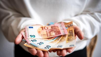 Bild: Zacharie Scheurer/dpa-tmn/dpa
Viele Menschen haben sich für das neue Jahr Spenden vorgenommen (Archivbild)