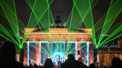 Bild: Britta Pedersen/dpa
Berlin feiert in Farben: Spektakuläre Lasershow bei „Yeah 26“ am Brandenburger Tor am Silvesterabend.