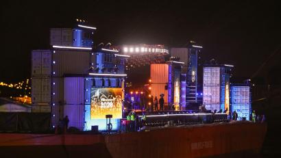 Bild: Christian Charisius/dpa
Erstmals findet die ZDF-Silvestershow nicht am Brandenburger Tor, sondern im Hamburger Hafen statt.