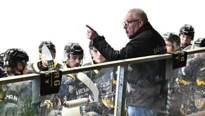 Bild: Hubert Ziegler
Trainer Christian Zessack und der ERSC Amberg empfangen am Freitag Waldkraiburg zum Löwenduell.