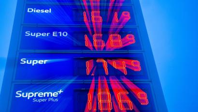 Bild: Jens Büttner/dpa
Tanken dürfte teurer werden mit dem steigenden CO2-Preis.