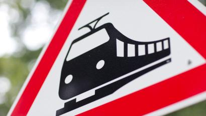 Bild: Friso Gentsch/dpa
Bei Rosenheim ist ein Bahnwaggon entgleist. (Symbolbild)