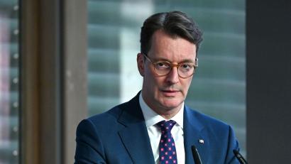 Bild: Elisa Schu/dpa
Die Kölner Silvesternacht steht für völlig aus dem Ruder gelaufene Übergriffe zulasten Hunderter hilfloser Frauen. (Archivbild)