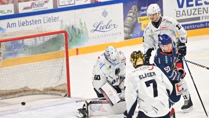 Bild: Achim Keller
Goalie Felix Noack (links) sackt verzweifelt zusammen: Die Blue Devils Weiden verloren zum Abschluss des Jahres in Freiburg.