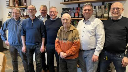Bild: mma
„Ein seltenes Jubiläum: Josef Mußemann (Fünfter von links) feierte seinen 90. Geburtstag. Es gratulierten unter anderem Oberbürgermeister Michael Cerny (Dritter von links) und die fünf Söhne, von links Hans-Jürgen, Peter, Dieter, Markus und Reinhard.