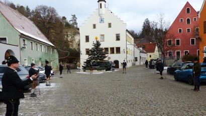 Bild: jp
Wie seit über 40 Jahren: die Tradition des Neujahrsanschnalzens durch die Kastler Goaßlschnalzer wurde auch 2026 am Kastler Marktplatz fortgesetzt.