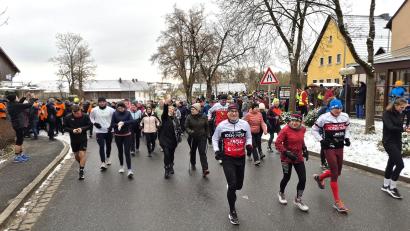 Bild: wmi
Mit dem Startschuss von Robert Biersack setzte sich pünktlich um 10 Uhr das große Teilnehmerfeld des Vorbacher Silvesterlaufs in Bewegung – darunter Läufer, Walker und auch vierbeinige Begleiter.