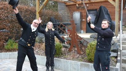 Bild: jr
Mit guter Laune ins Neue Jahr 2026, dafür sorgen die Schornsteinfeger, (von links) Mario Weiß, Laura Siller und Fabio Weiß.