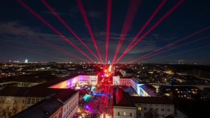 Bild: Peter Kneffel/dpa
Eine Lasershow auf der Silvestermeile auf der Ludwigstraße in München.