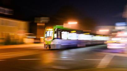 Bild: Julian Stratenschulte/dpa
Der Preis fürs Deutschlandticket steigt. (Archivbild)