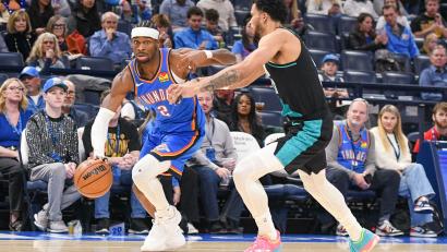 Bild: Kyle Phillips/AP/dpa
Shai Gilgeous-Alexander (l.) führte Oklahoma City mit 30 Punkten an.