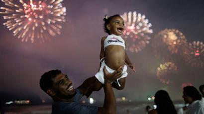 Bild: Bruna Prado/AP/dpa
Groß und Klein begrüßen das neue Jahr in Rio.