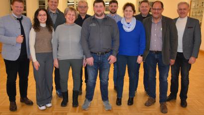 Bild: jr
Mit Josef Weiß (Bildmitte) als Bürgermeisterkandidat will die CSU Leonberg in die Kommunalwahl am 8. März gehen. Damit kommt es zu einem Duell mit dem amtierenden Bürgermeister Johann Burger und seinem Herausforderer. Insgesamt bewerben sich neun Herren und drei Damen um ein Mandat im Gemeinderat. Dazu gratulierten Landrat Roland Grillmeier (rechts) und Mitterteichs Bürgermeister Stefan Grillmeier (links).