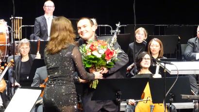 Bild: Houschka
Blumen für einen Meister seines Faches: Stefan Neger spielte beim Silvesterkonzert ein halbstündiges Werk von Franz Krommer auf seiner Klarinette. Langer Beifall dankte ihm für die Darbietung.