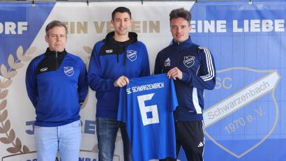 Bild: SC Schwarzenbach
Schwarzenbachs Sportlicher Leiter Uwe Salfer (links) mit Kapitän Lukas Siegler Mitte) und dem neuen Spielertrainer Sebastian Urban.
