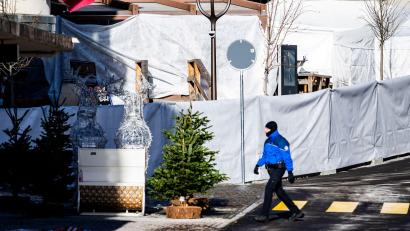 Bild: Jean-Christophe Bott/KEYSTONE/dpa
Die betroffene Bar ist wegen der Ermittlungen abgesperrt.