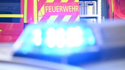 Bild: Bernd Weißbrod/dpa
Feuerwehrleute decken das Dach des Fitnessstudios ab, um an die Flammen im Inneren zu gelangen. (Symbolbild)