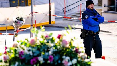 Bild: Jean-Christophe Bott/KEYSTONE/dpa
Anwohner und Touristen stehen nach dem verheerenden Feuer unter Schock.