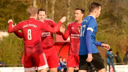 Bild: ham
Das war einmal: Dennis Lobinger (Nummer 8) und sein ältere Bruder Bastian bejubeln ein Tor für die SpVgg Pfreimd. Nach Bastians Abgang zum FC Wernberg schießt nun Dennis für die SpVgg Tore am Fließband.