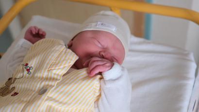 Bild: Klinikum/Uschold
Mara kam als erstes Baby im Jahr 2026 im Klinikum St. Marien Amberg auf die Welt.